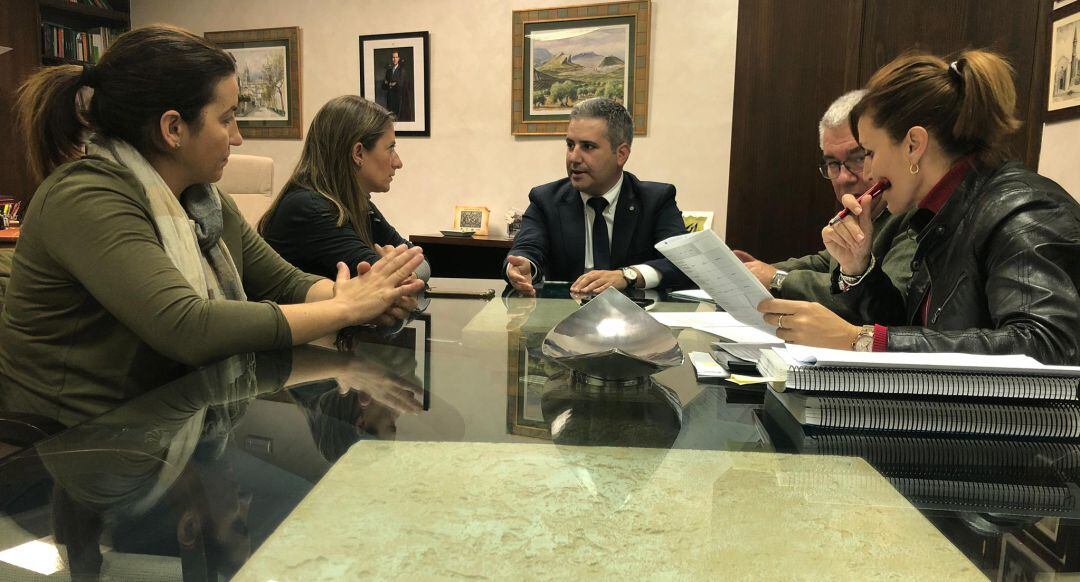 El delegado de Educación, Antonio Sutil (centro), durante una reunión con al alcaldesa de La Carolina, Yolanda Reche (a su izquierda).