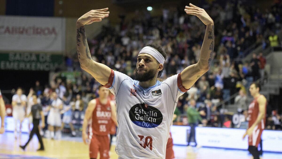 Kassius Robertson celebra con el público el triunfo ante el Manresa