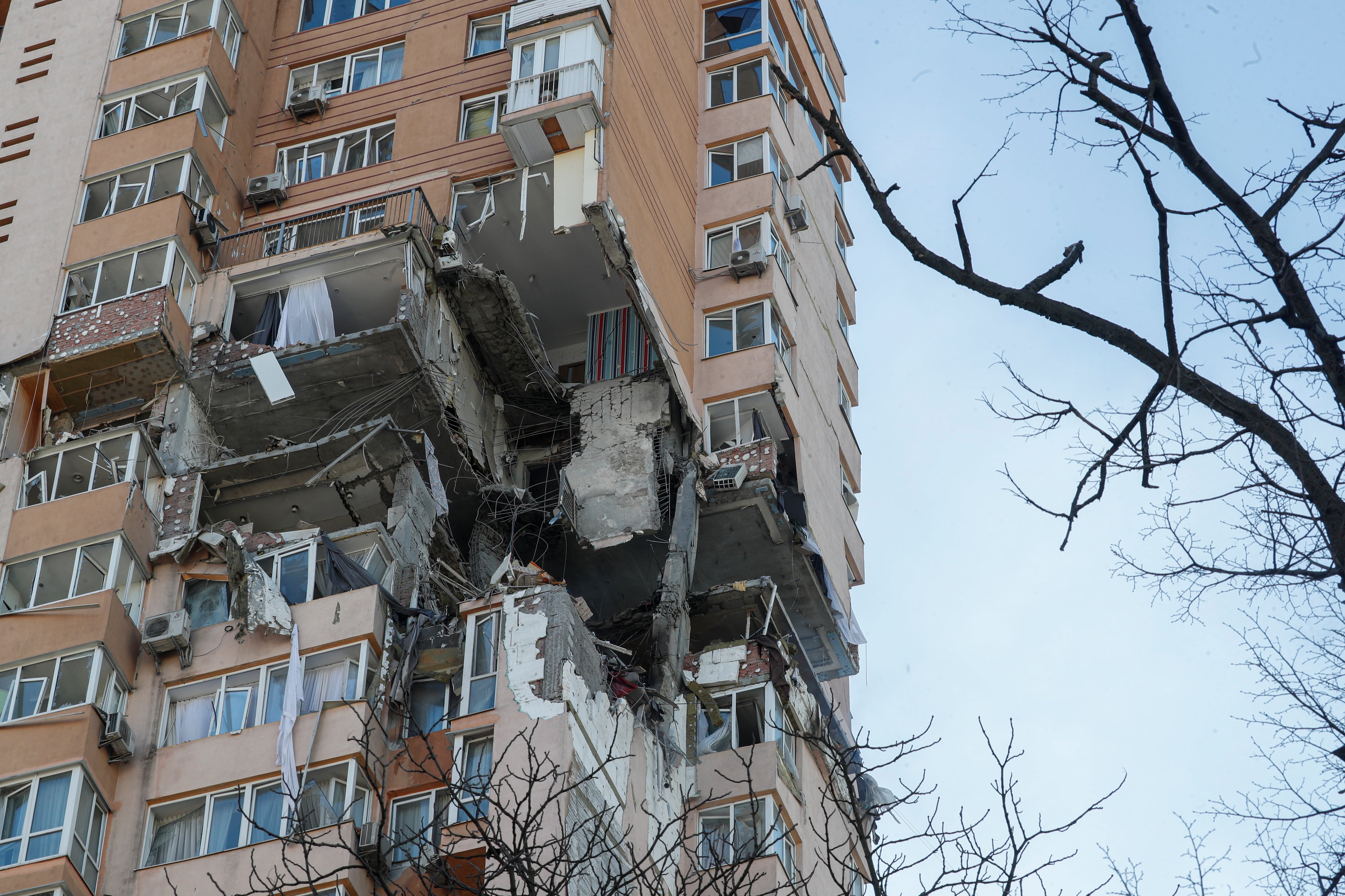 Daños en un edificio de viviendas de Kiev tras los bombardeos rusos.