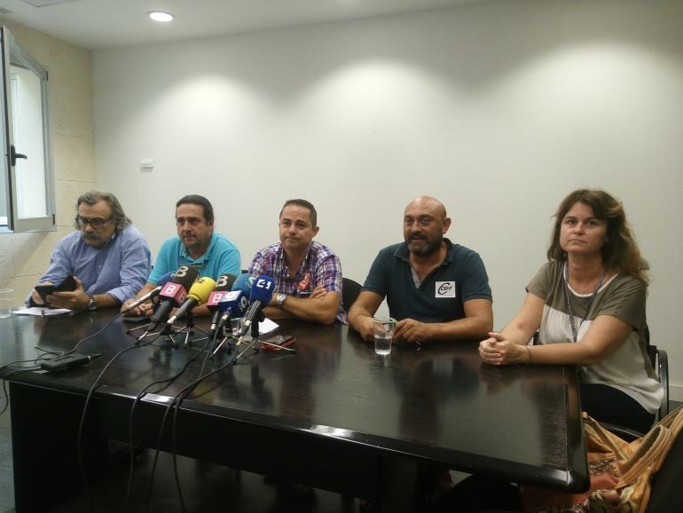De izquierda a derecha, Miguel Lázaro (SIMEBAL), Manel Garcia (CCOO), Miguel Ángel Romero (UGT), Guillem Vila (CSI-F) y Francisca Galmés (USAE).