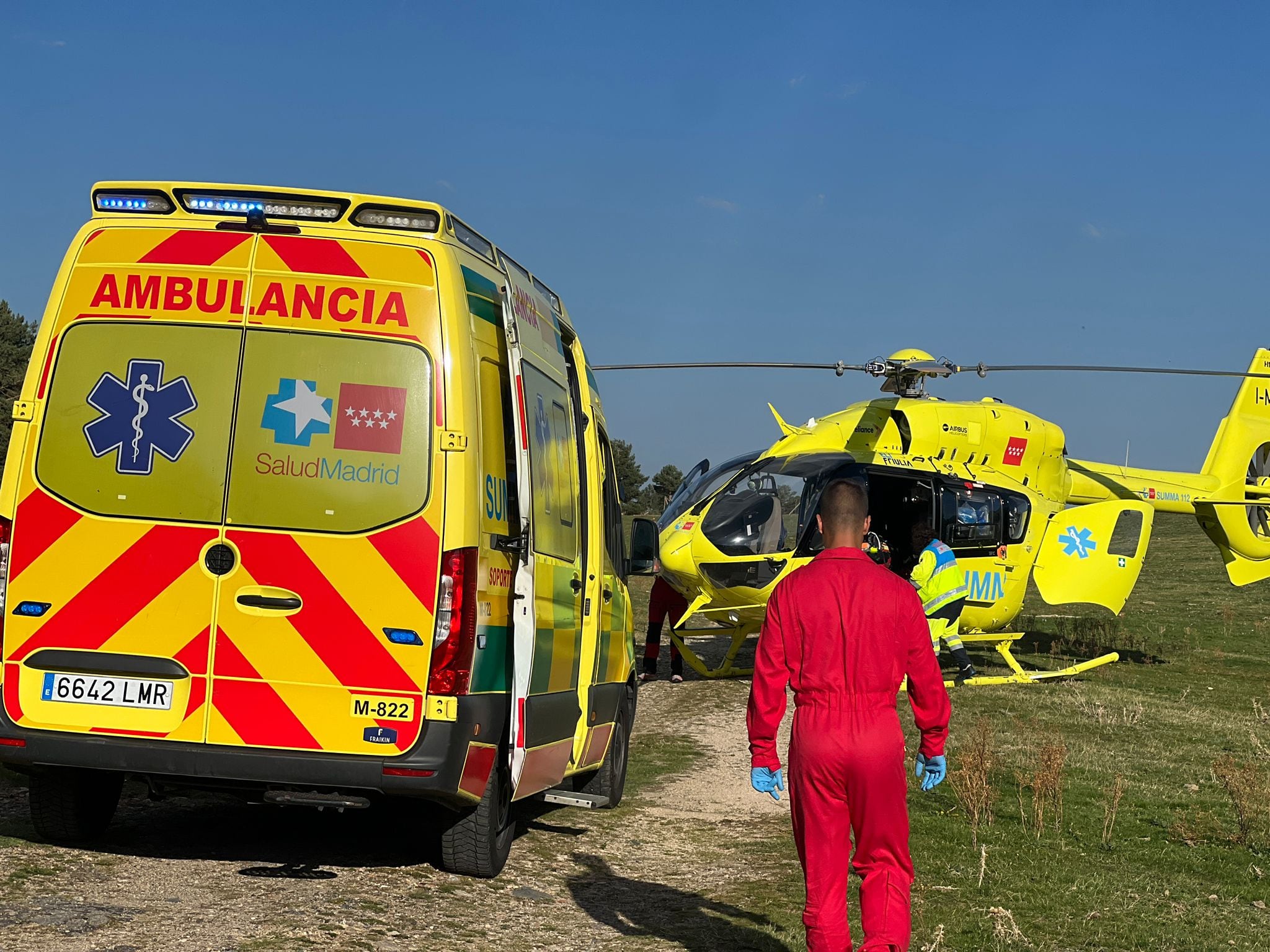 Ambulancia y helicóptero del SUMMA 112 Madrid