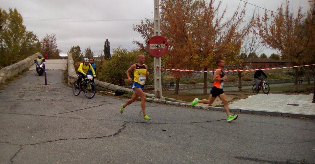 Sergio Sánchez (i) y David de la Cruz, destacados en cabeza de carrera