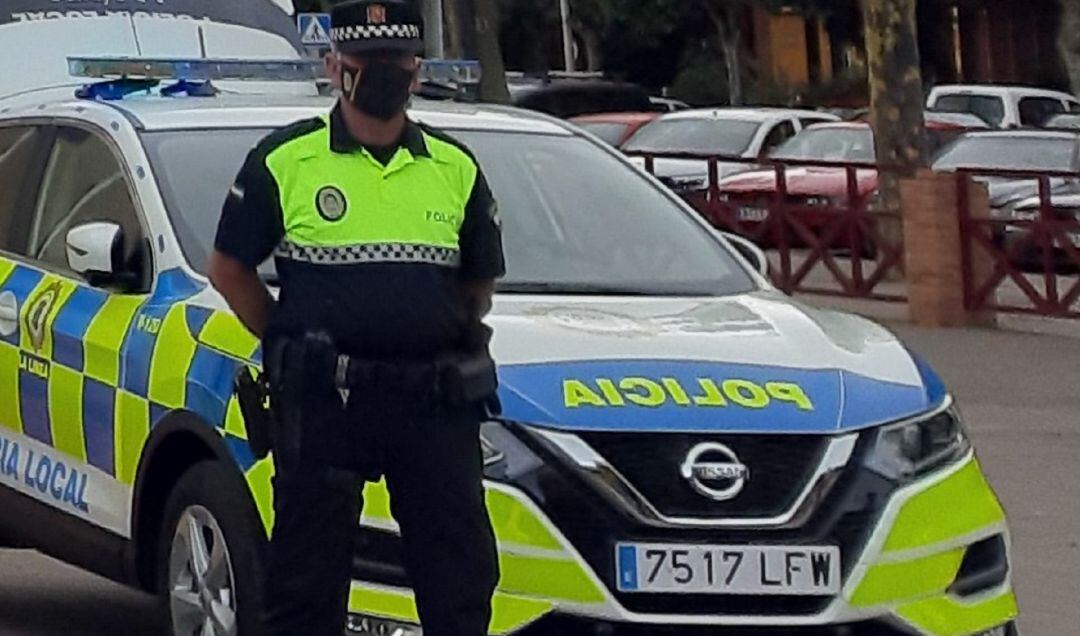 Un efectivo de Policía Local en La Línea.