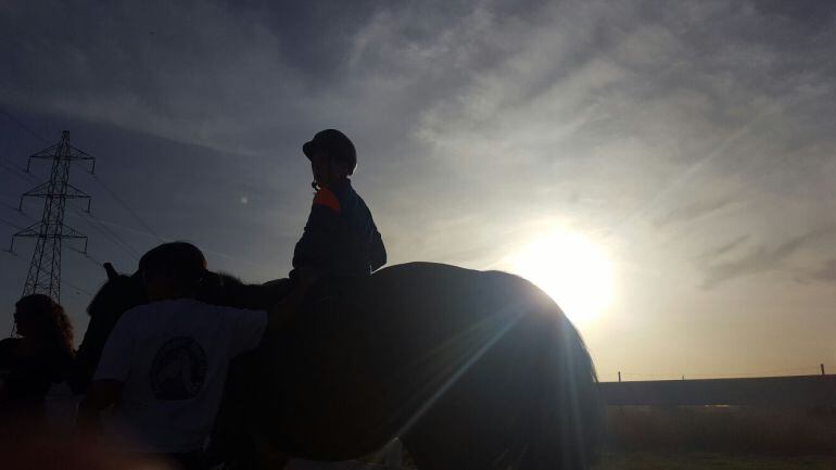 Mario, un chico con autismo, montado en el caballo