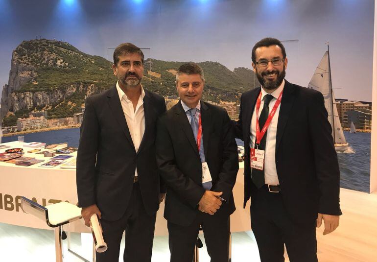 Juan Pablo Arriaga, director de Alcaidesa Golf, Gilbert Licudi, Ministro de Turismo en Gibraltar y Juan Franco, Alcalde de La Línea, durante un encuentro en FITUR.