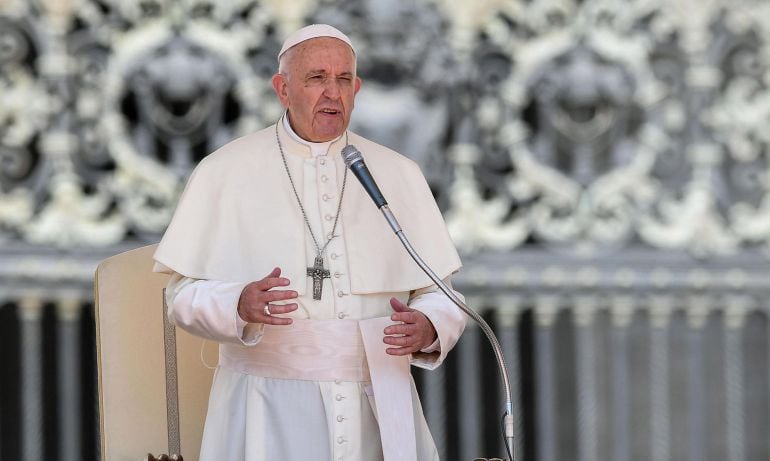 El papa Francisco da un discurso durante la audiencia general celebrada en la plaza de San Pedro del Vaticano, hoy, 20 de junio.