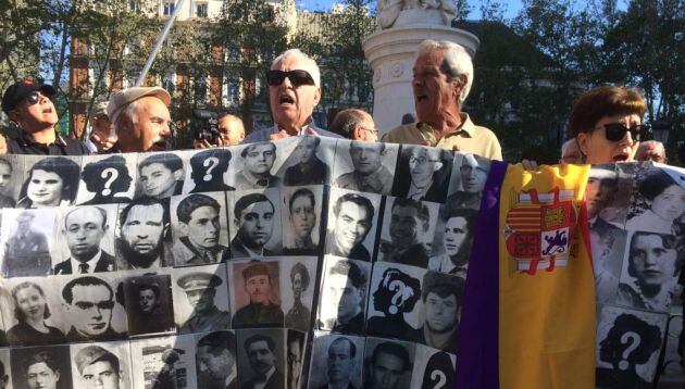 Manifestantes frente al Tribunal Supremo