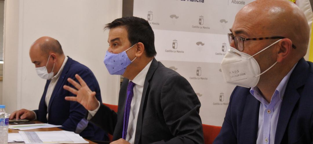 El consejero de Agricultura, en el centro, explica la postura del gobierno regional en la Mesa del Agua