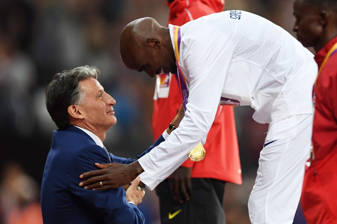 Sebastian Coe entrega una medalla en los Mundiales de Atletismo de Londres 2017.