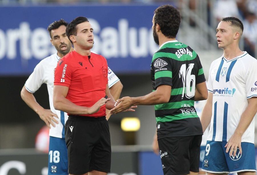 Germán, conversando con el árbitro en Tenerife
