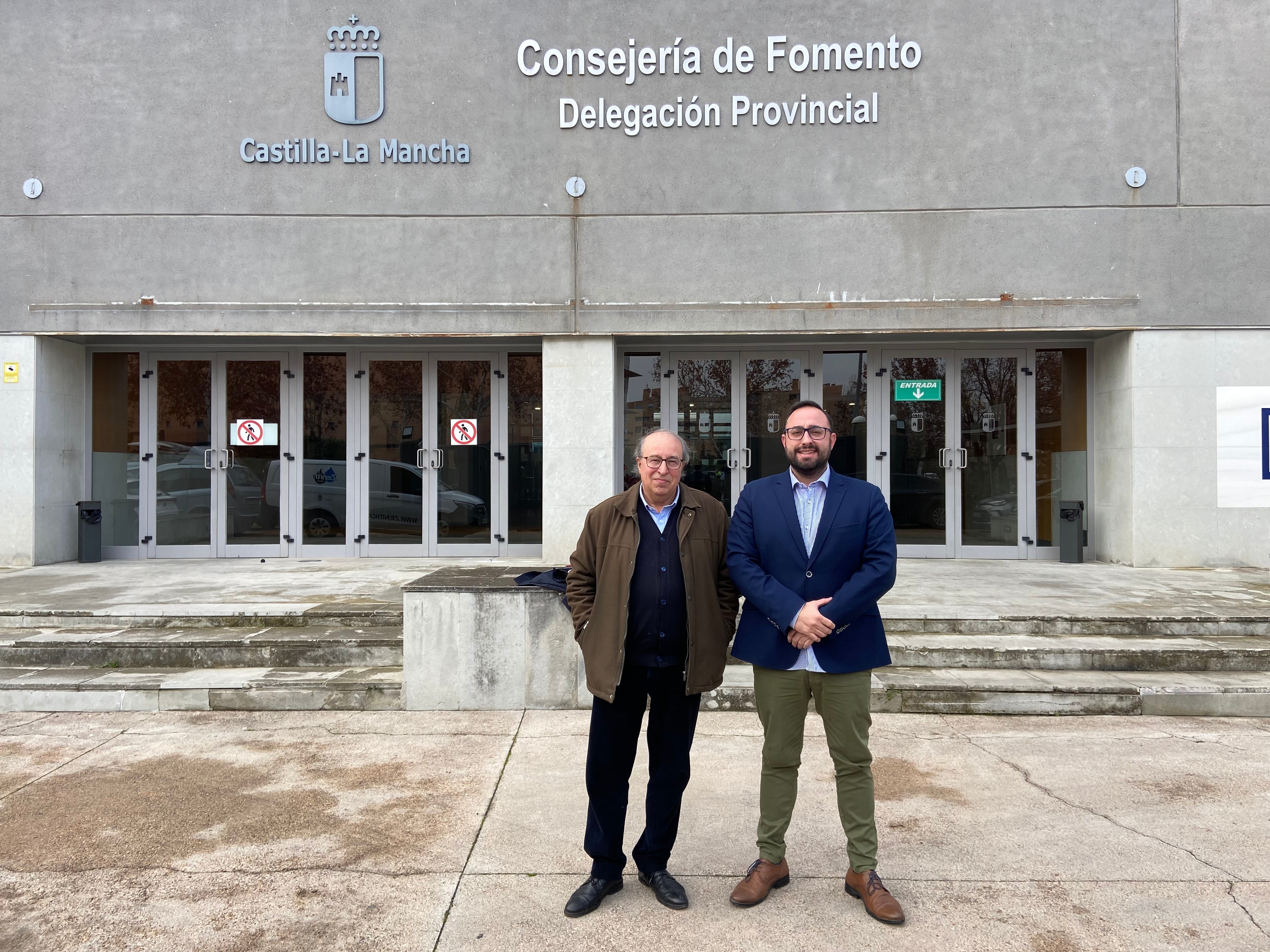 El alcalde de Pelahustán, Roberto García Laredo, junto al Delegado de Fomento de la Junta de Comunidades de Castilla-La Mancha en la provincia de Toledo, Jorge Moreno.