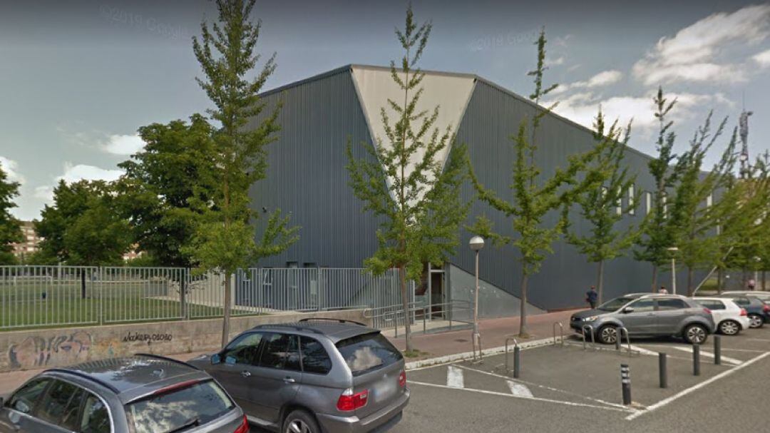 El frontón de Lakua es una de las instalaciones que se está analizando para implantar un vacunódromo en Vitoria