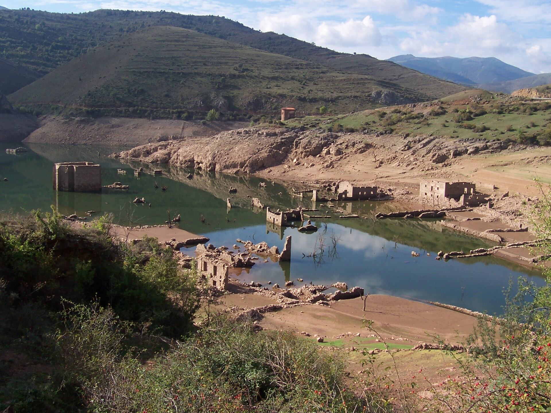 Pueblo antiguo de Mansilla de la Sierra bajo las aguas del pantano