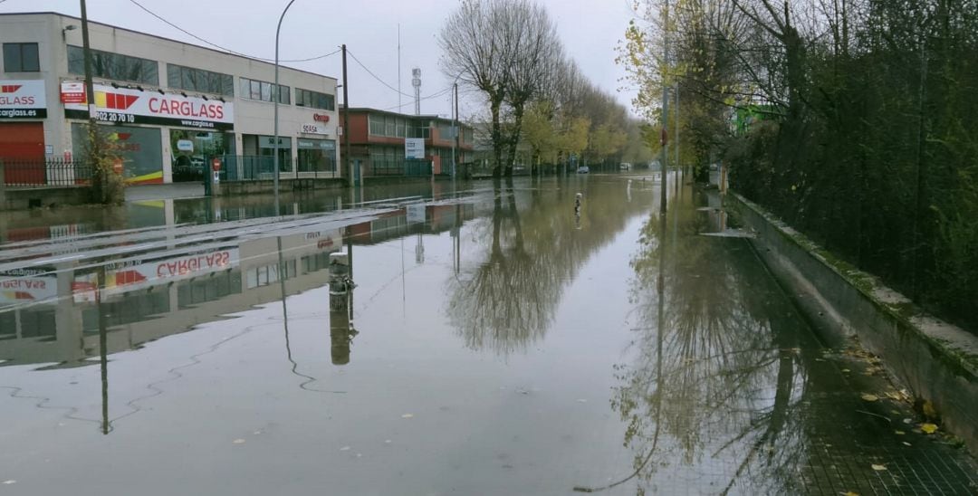 Portal de Gamarra inundado tras el desbordamiento del río Zadorra en Vitoria