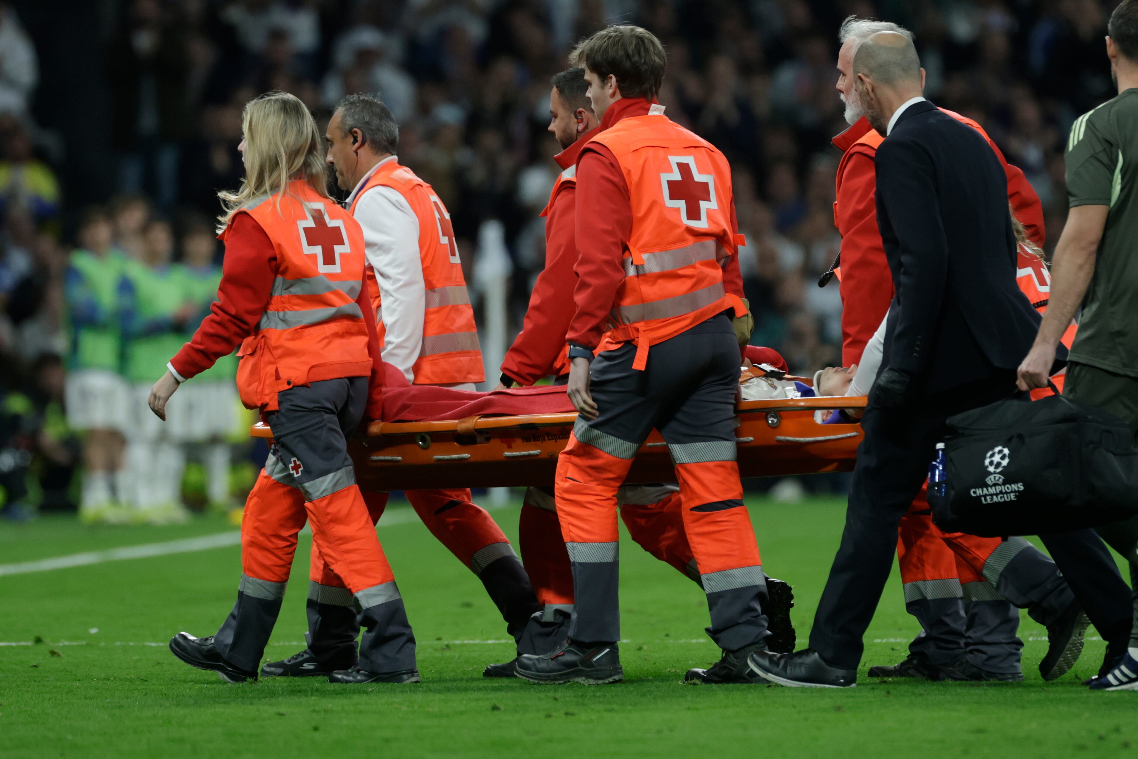 El defensa del Real Madrid Raúl Asencio es retirado en camilla