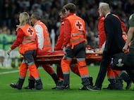 El defensa del Real Madrid Raúl Asencio es retirado en camilla