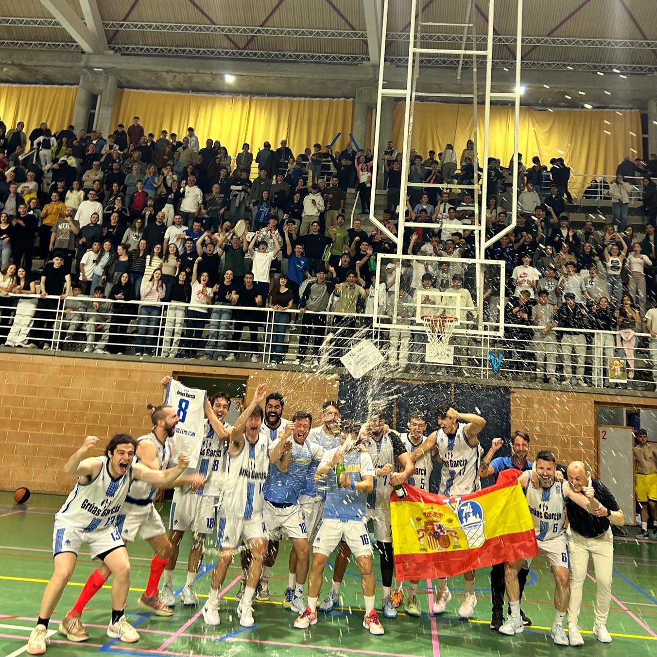 El V-74 celebra el ascenso