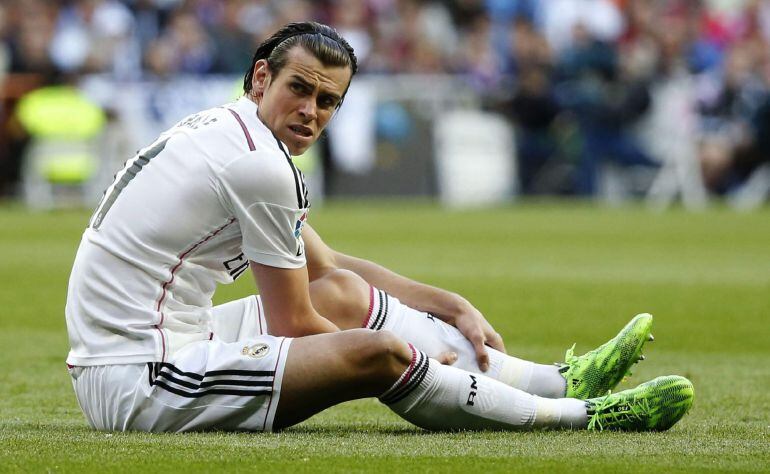 GRA365. MADRID, 18/04/2015.- El centrocampista galés del Real Madrid Gareth Bale (i) tras sufrir una lesión durante el partido de la trigésima segunda jornada de liga de Primera División, disputado ante el Málaga esta tarde en el estadio Santiago Bernabéu