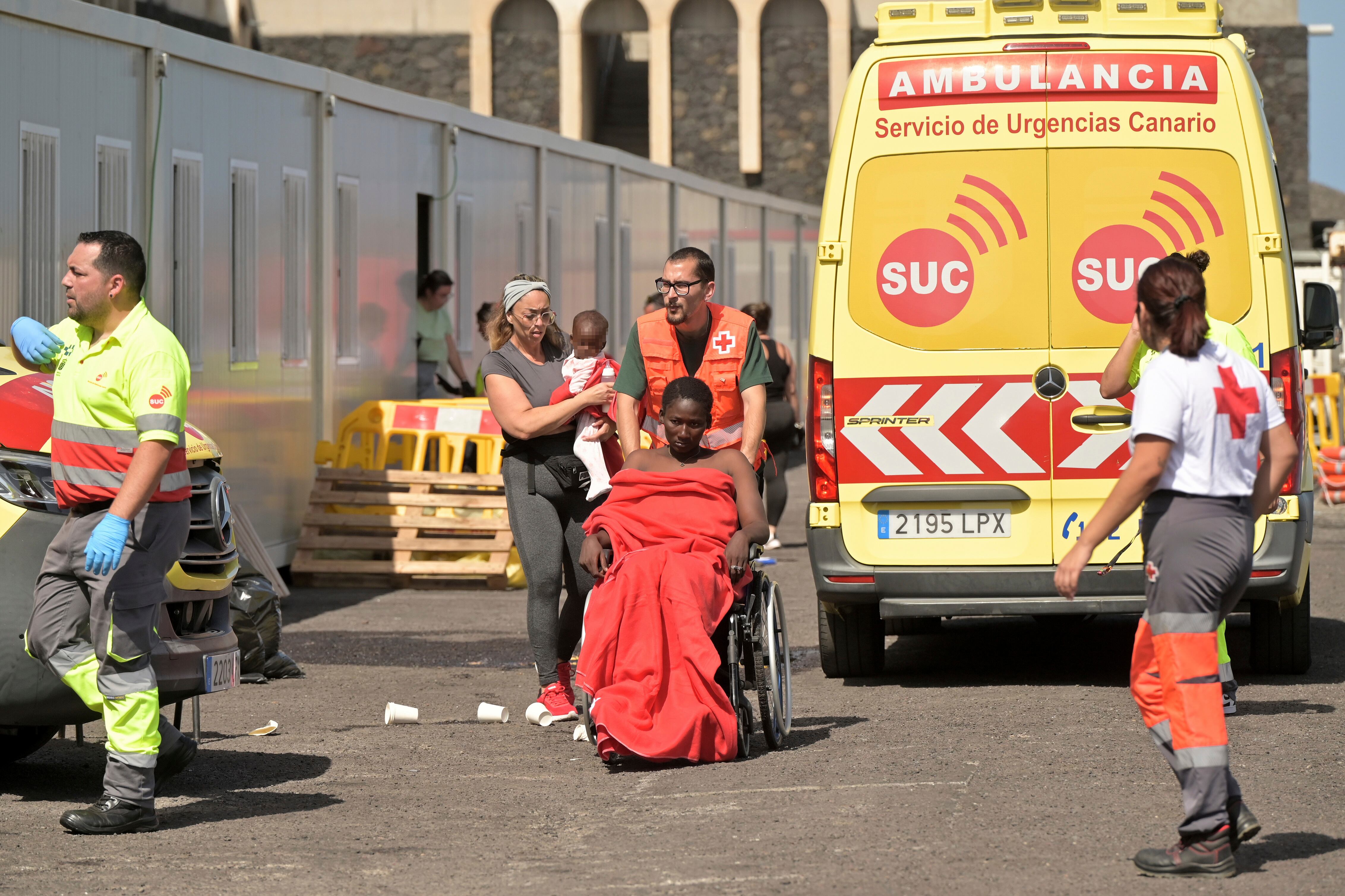 Los servicios de urgencias atienden a los migrantes cuyo cayuco volcó en La Restinga. EFE/ Gelmert Finol