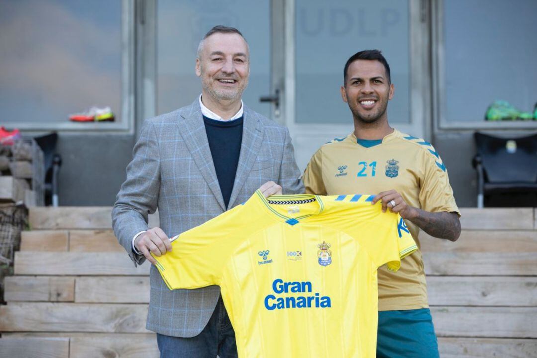 Miguel Angel Ramírez y Jonathan Viera con la camiseta para el derbi