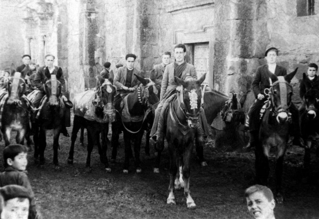 Celebración de San Antón en el atrio de Santa María en los años 20