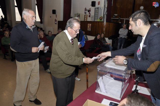 Votación de los socios de la Gimnástica Segoviana