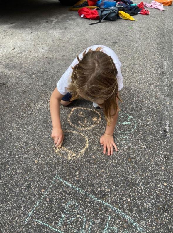 Una niña pinta en la calle en una de las movilizaciones de Revuelta Escolar Madrid