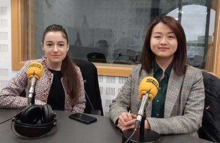 Olena Khoma (i) y Lixiao Qiu, comerciales de SiCasa, en los estudios de &#039;Hoy por Hoy&#039;