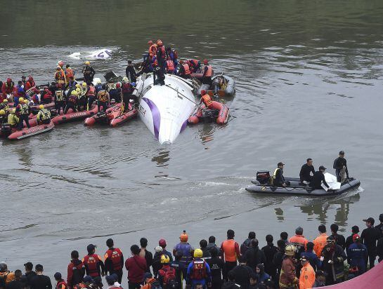 El rescate del avión siniestrado en Taipei