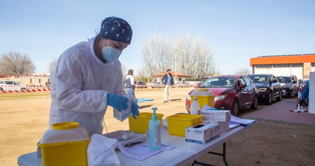 Archivo - Una sanitaria prepara las dosis de la vacuna de Pfizer.