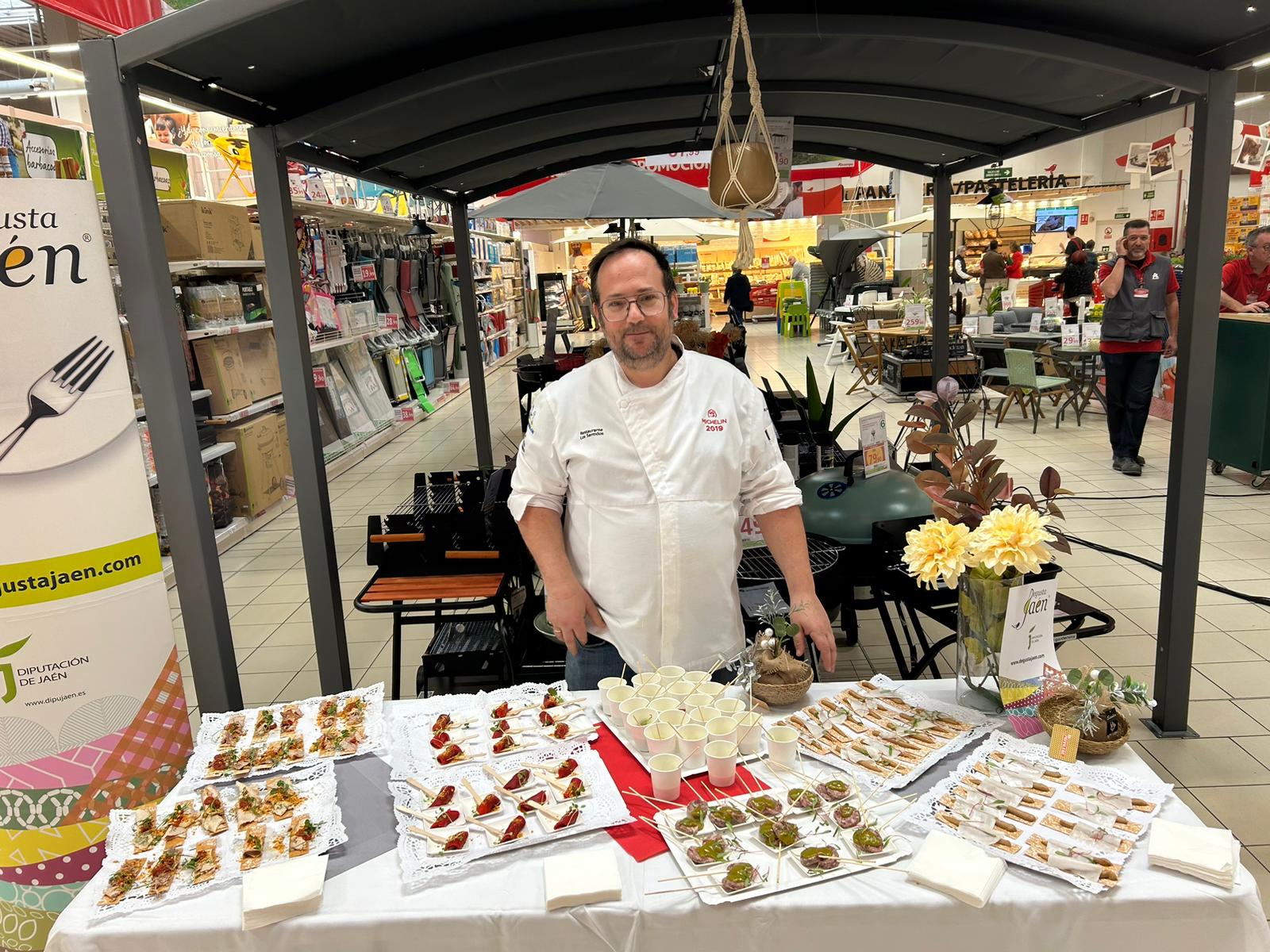 El chef Juan Pablo Gámez en la acción promocional de Degusta Jaén en Alcampo