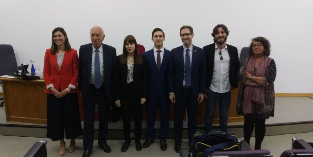 Eva Póptcheva (con chaqueta roja), José Manuel García Margallo a su izquierda, Domènec Ruiz (con gafas), Víctor Egío y Daría Terráez