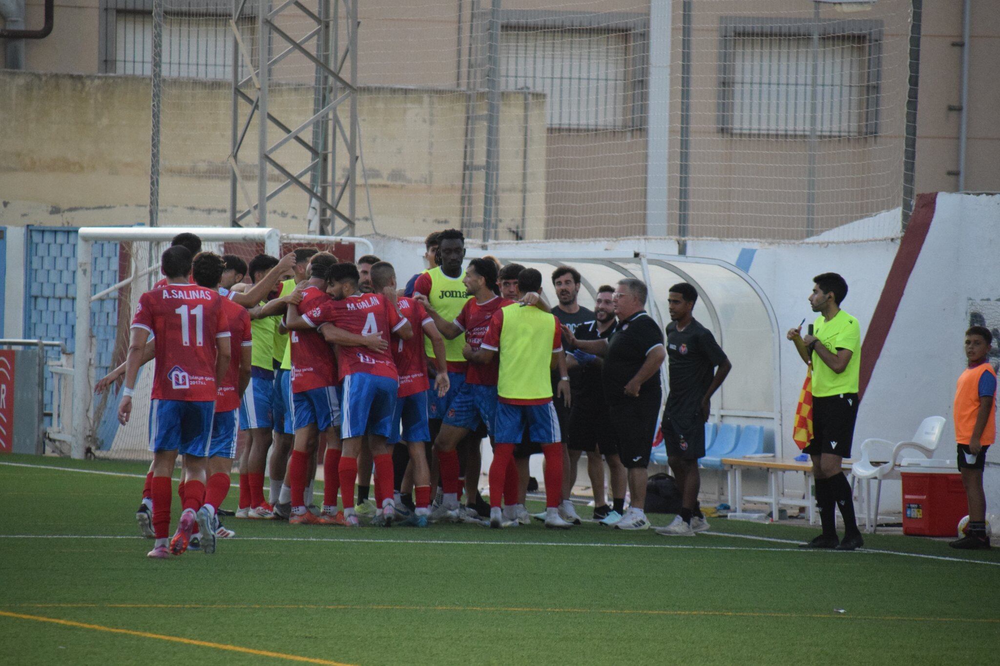 La plantilla de la Minera celebra uno de los goles en la prórroga