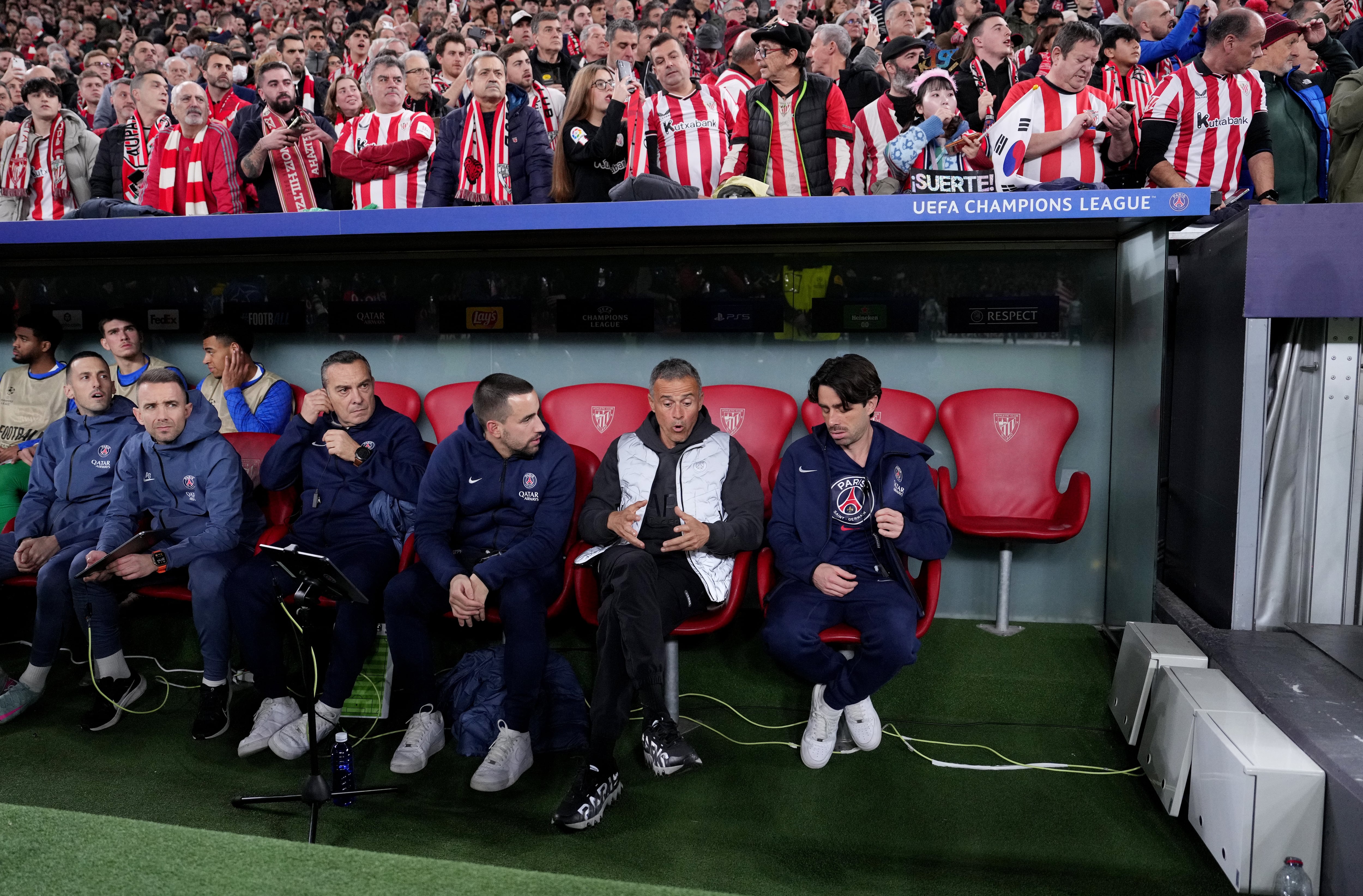 Luis Enrique en el banquillo de San Mamés antes del arranque del partido ante el Athletic Club