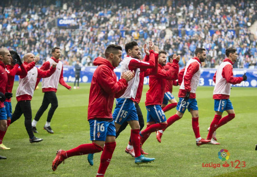 Calentamiento del Sporting en el Tartiere la temporada pasada.