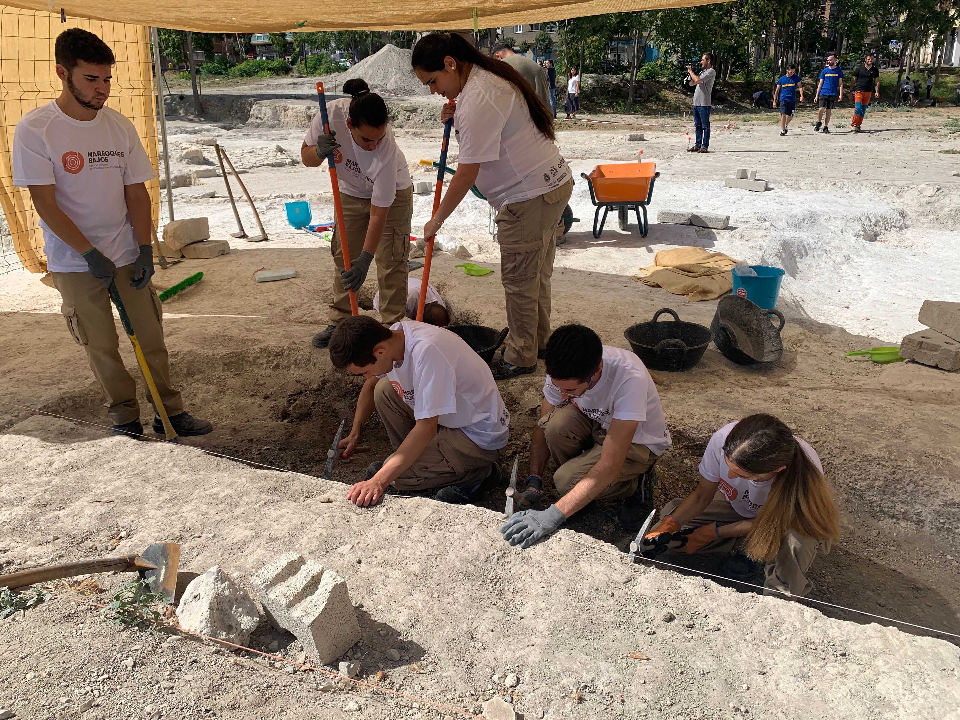 Un grupo de participantes durante la primera jornada del voluntariado de Marroquíes Bajos en ediciones anteriores. Foto de archivo