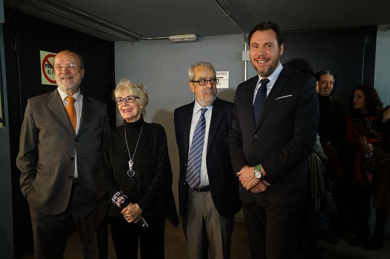 Javier León de la Riva, Tomás Rodríguez Bolaños y Óscar Puente junto a Concha Velasco en el Teatro Calderón