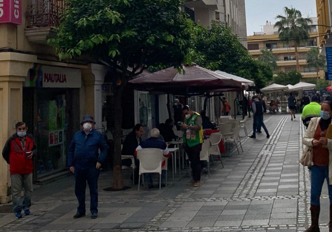 Comercios en la calle Alfonso XI de Algeciras.