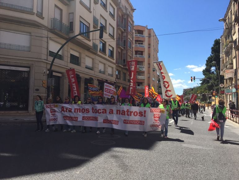 La manifestació, per l&#039;avinguda de la Generalitat de Tortosa.