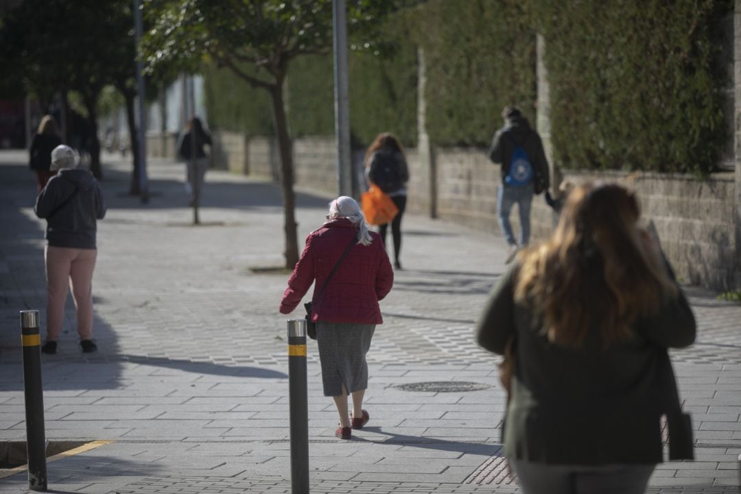 Varias personas caminando por el barrio mientras sigue el cierre perimetral en Montequinto (Dos Hermanas)