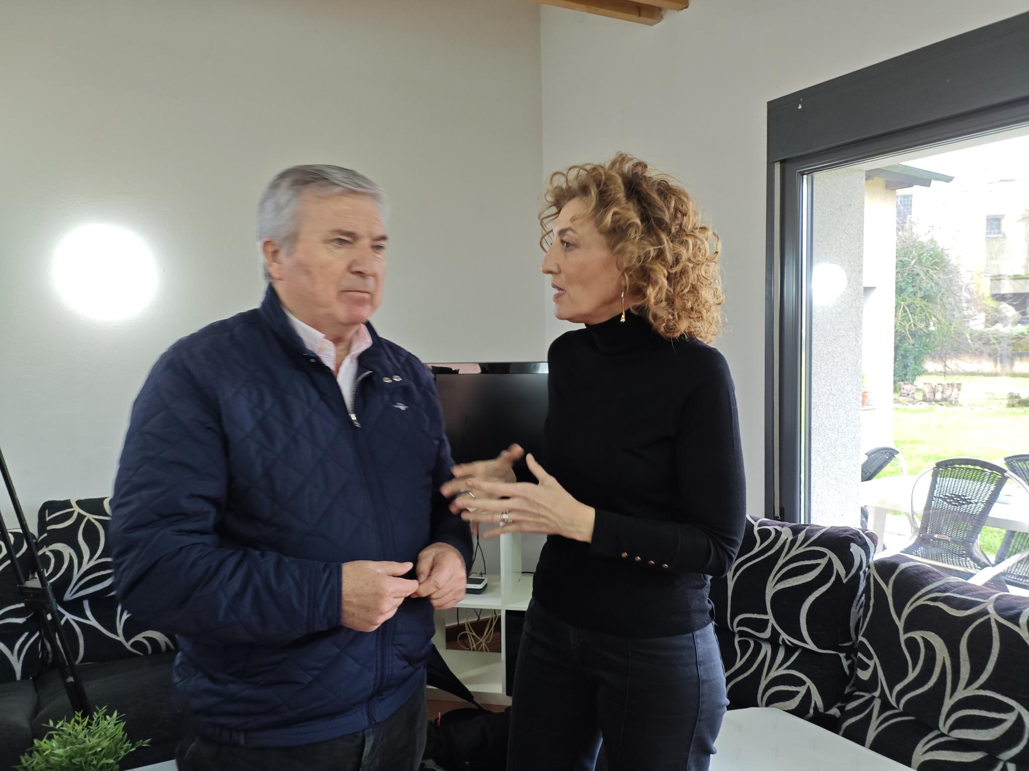 El alcalde de Carracedelo, Raul Valcarce y la directora de Vivienda de la Junta, Maria Pardo