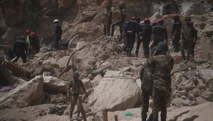 Efectivos de bomberos siguen buscando supervivientes en la aldea desaparecida, a 14 de septiembre de 2023