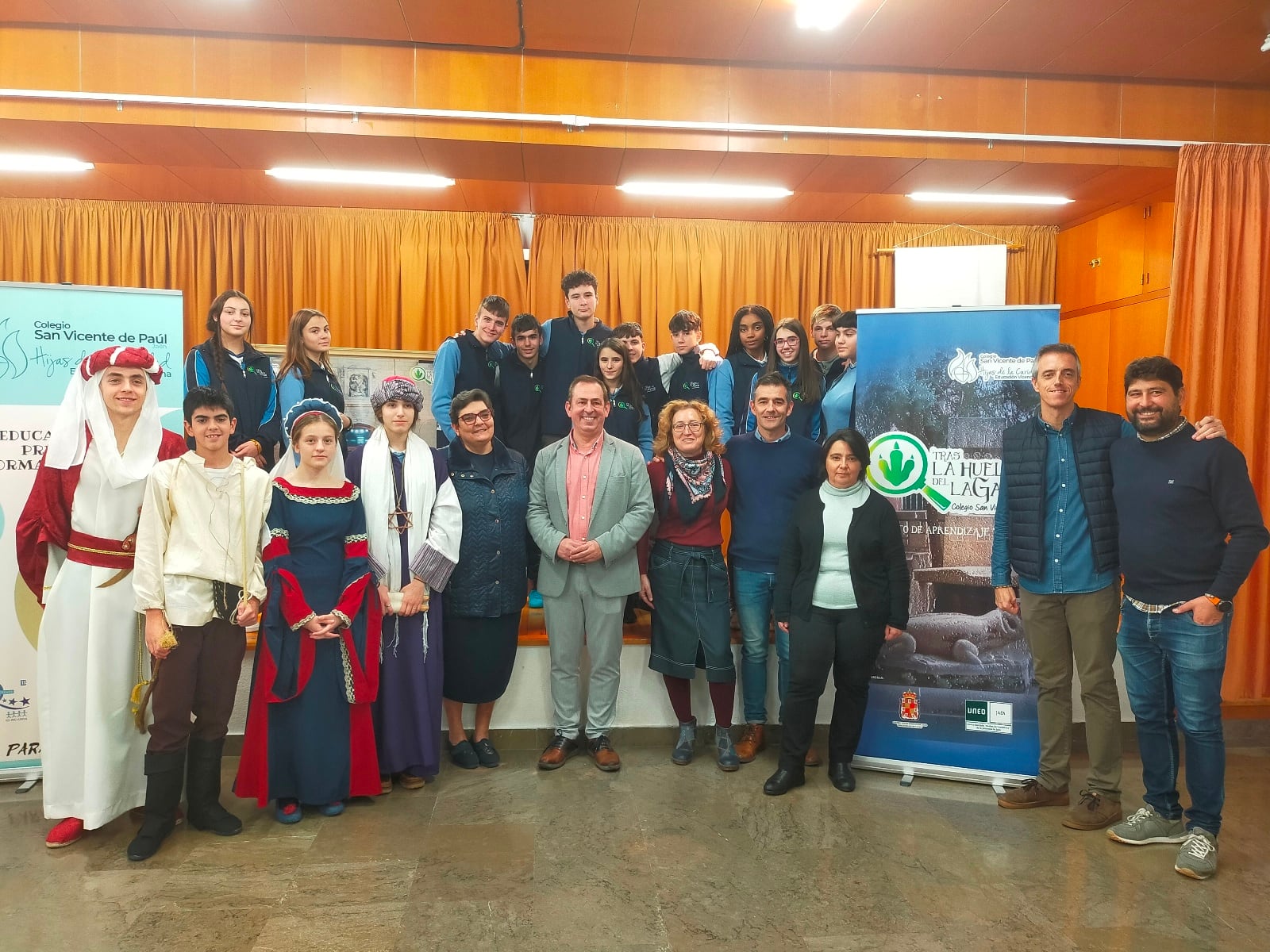 El concejal de Educación, Javier Padorno, junto a participantes y responsables del proyecto &#039;Tras la huella del Lagarto&#039; del colego &#039;San Vicente de Paúl&#039;.