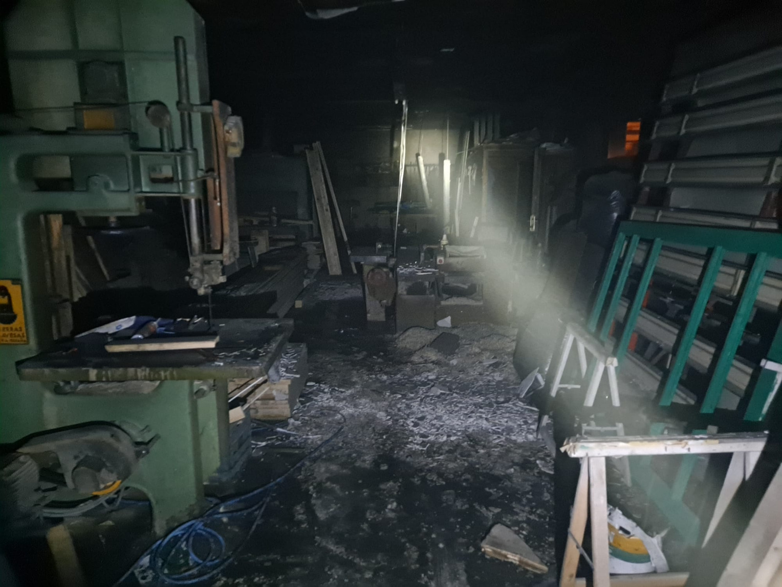 Interior de la carpintería incendiada.