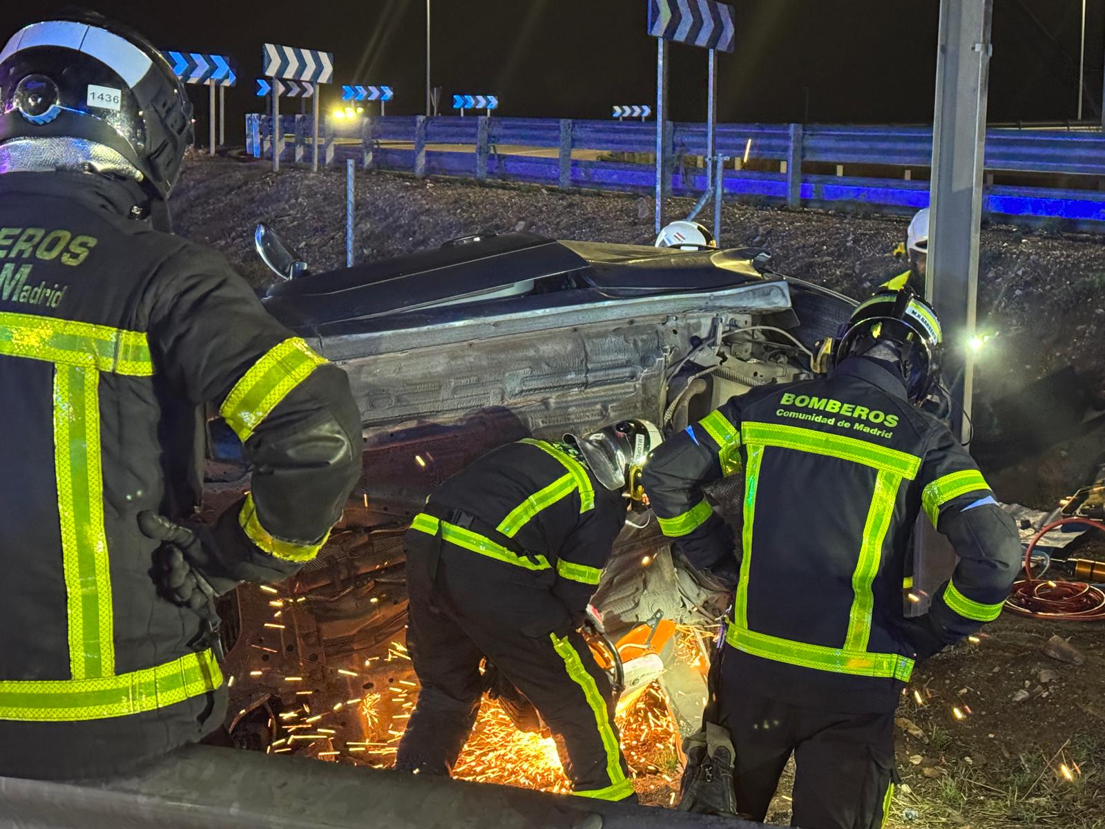 Bomberos actuando en el accidente