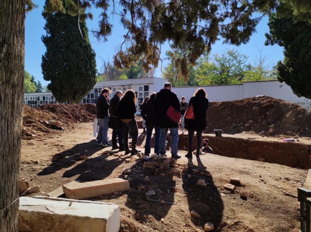 Alumnos de la UCO atendiendo las explicaciones del arqueólogo Luis Tovar en la fosa del cementerio de La Salud en Córdoba 