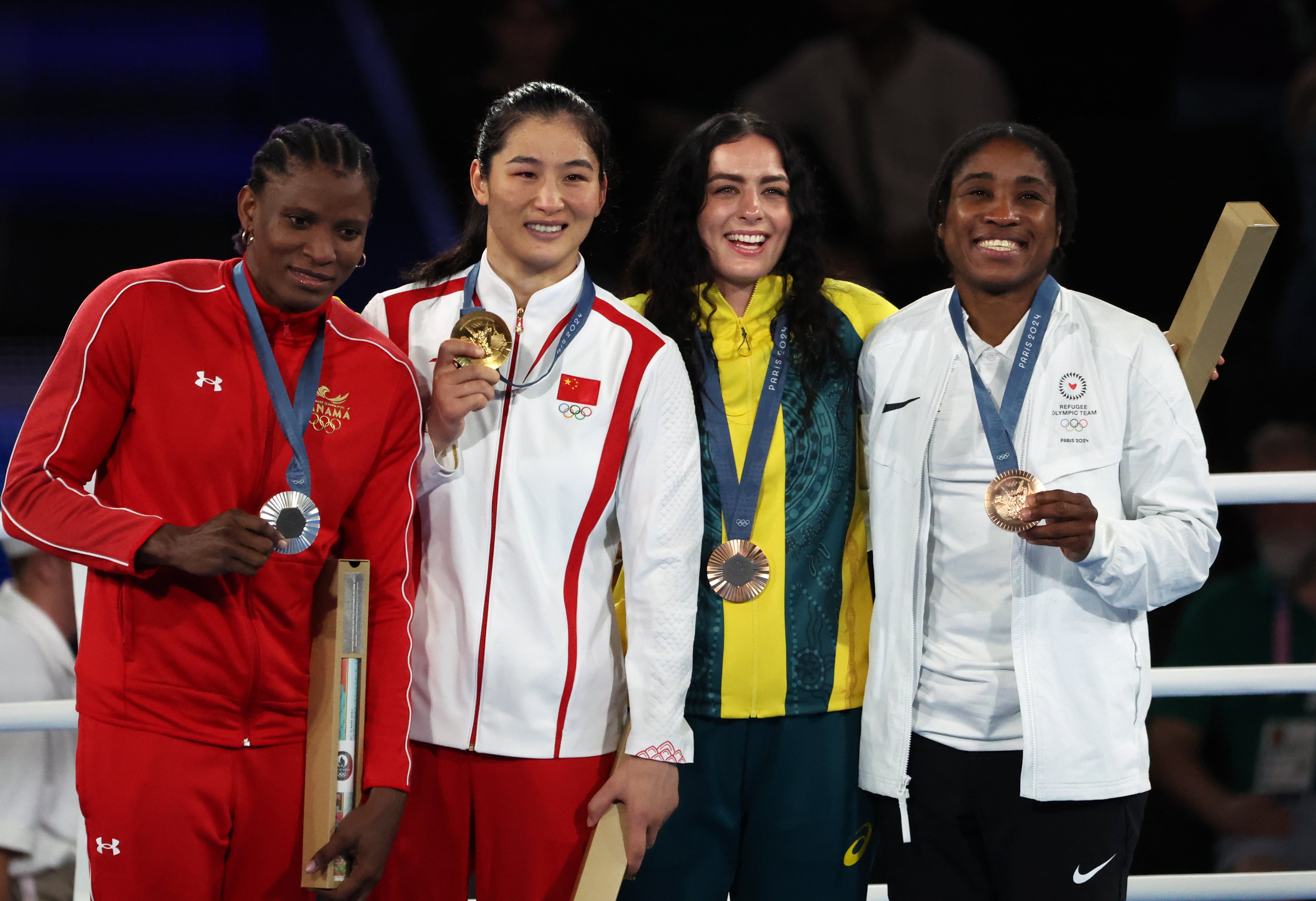 Cindy Ngamba (a la izquierda) posando con el bronce junto al resto de boxeadoras