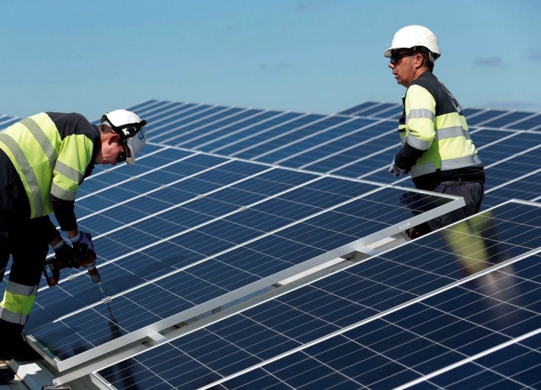 Instaladores poniendo placas solares