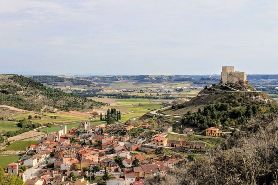 Vista de la localidad vallisoletana de la Ribera del Duero donde finaliza la primera etapa de la ronda ciclista júnior.