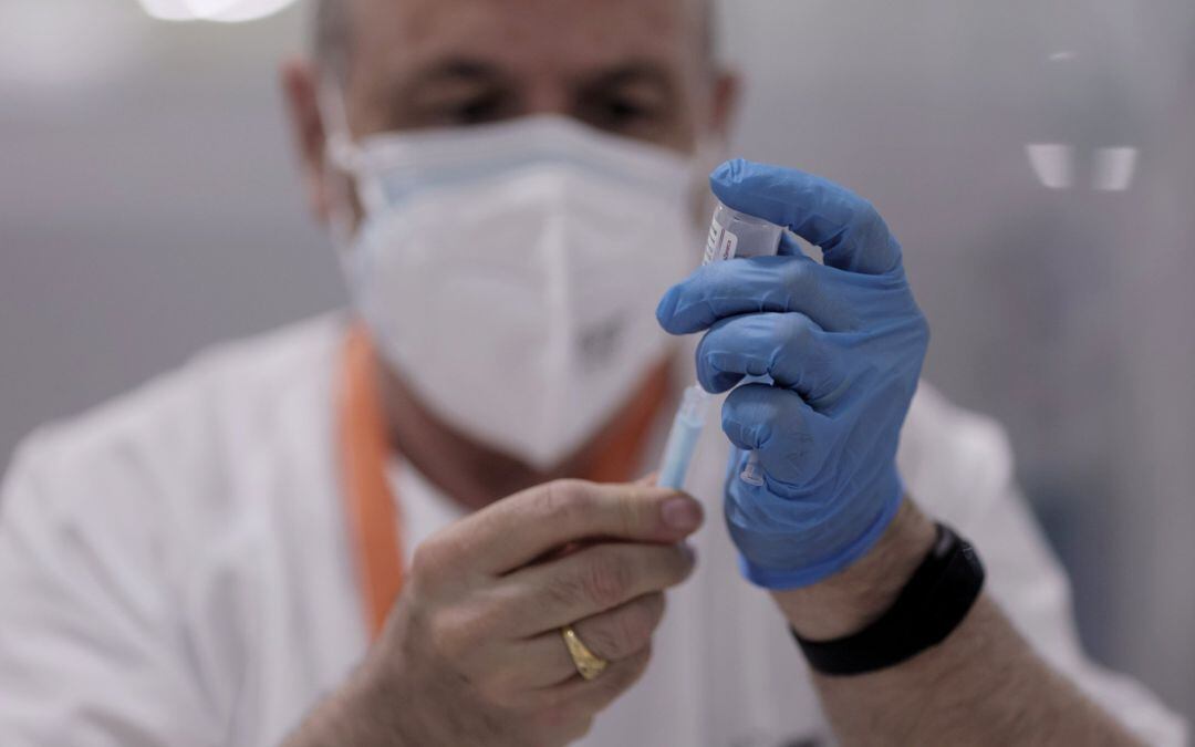 Un profesional sanitario durante el proceso de vacunación contra la COVID-19